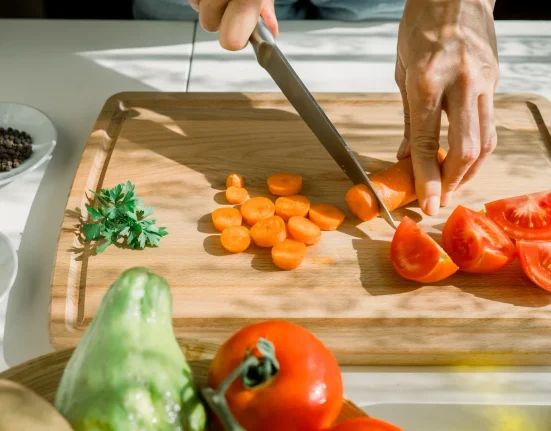 Des scientifiques révèlent qu'un changement alimentaire simple peut inverser l'âge biologique des personnes âgées en seulement 4 semaines.