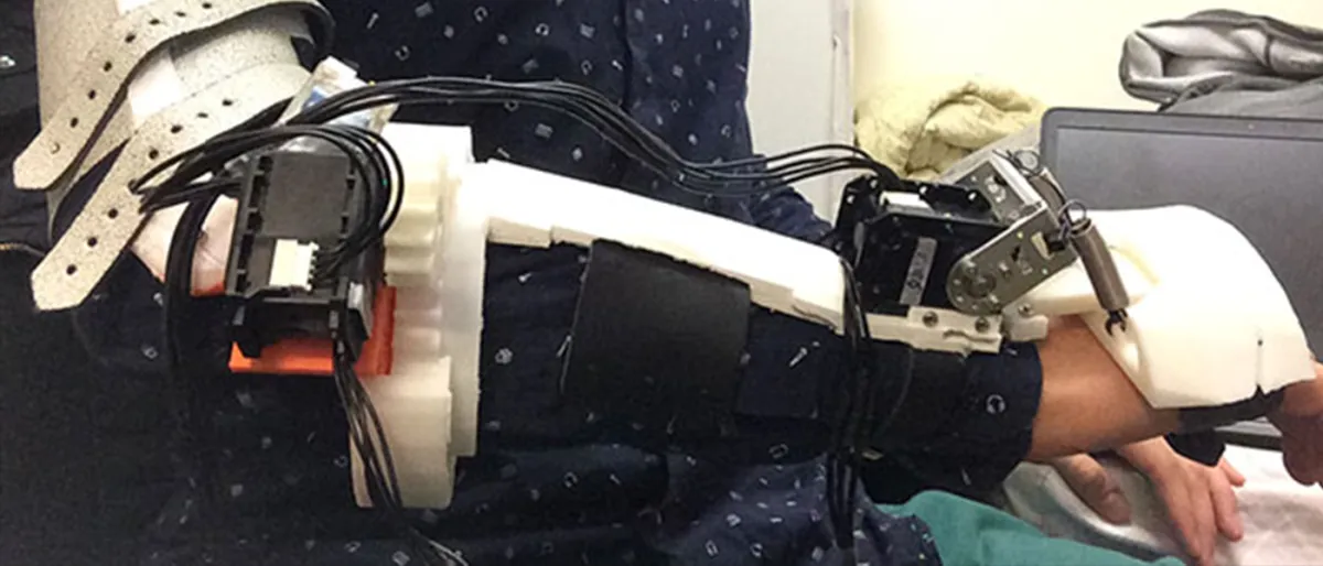 Développement d'un Exosquelette Léger pour Atténuer les Tremblements de Parkinson.