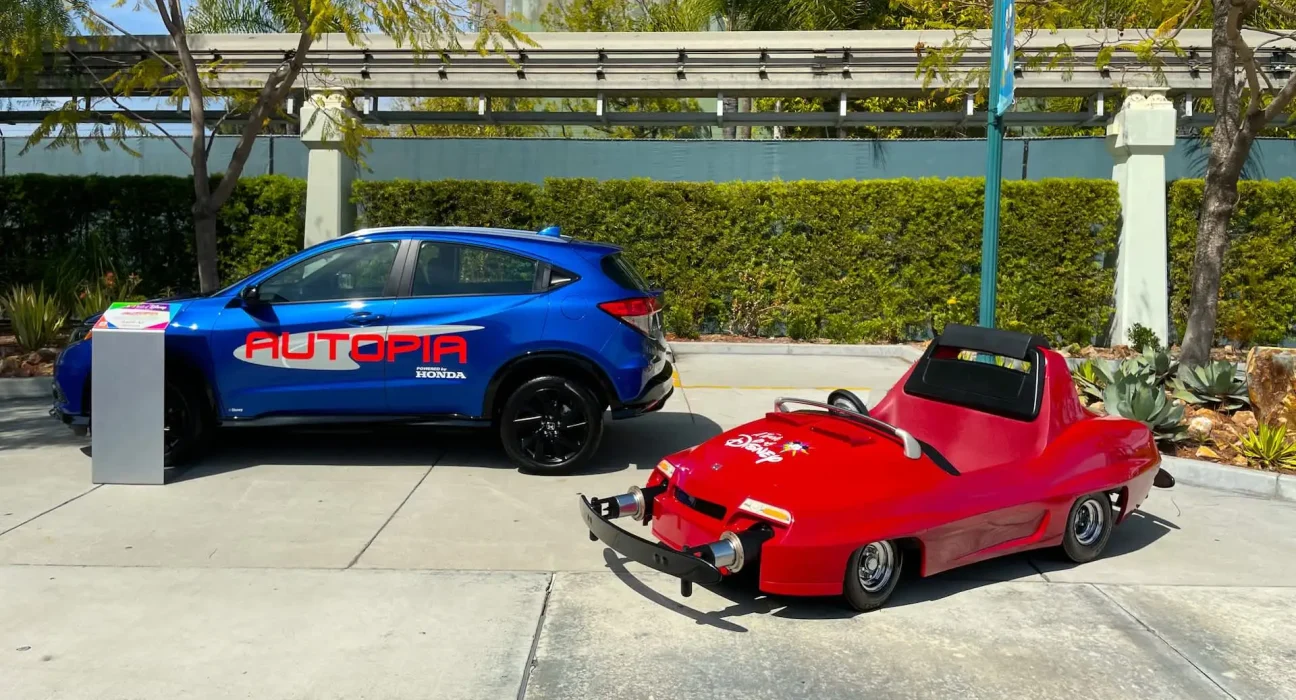 Disneyland Adapte Tomorrowland : Fin des Voitures à Essence sur Autopia