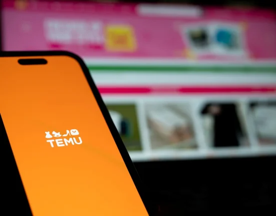 Enfant adulte désactive les notifications Temu sur le téléphone de sa mère après l'accumulation de mystérieux colis bon marché.
