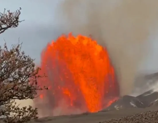Éruption du volcan Kīlauea : fontaines de lave de 200 mètres et alerte aux retombées de cendres
