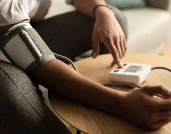 Étude majeure établit un lien entre les conservateurs alimentaires courants et l'augmentation du risque d'hypertension et de maladies cardiaques.
