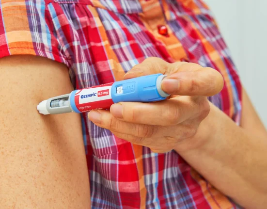 Étude révèle une réduction de 30% du risque de cancer du sein chez les femmes utilisant des médicaments de type GLP-1 comme l'Ozempic