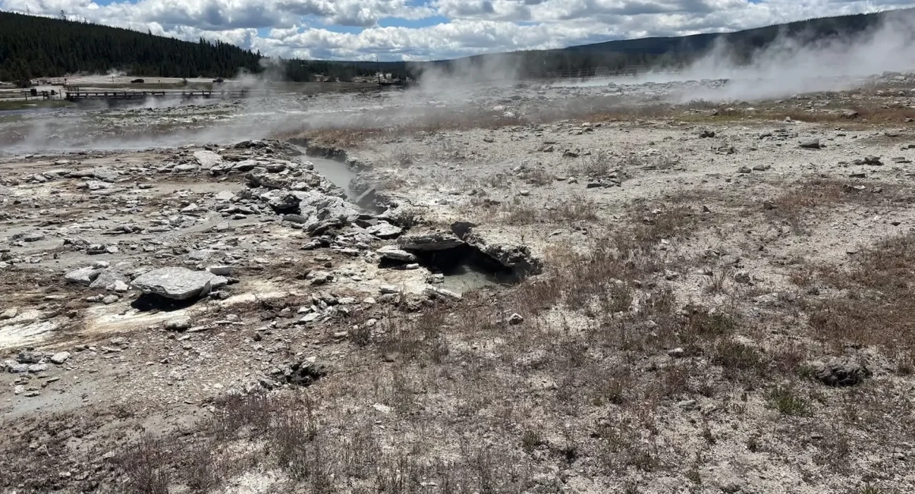 Explosion Hydrothermale à Yellowstone : Apparition d'une Nouvelle Mare Bouillante
