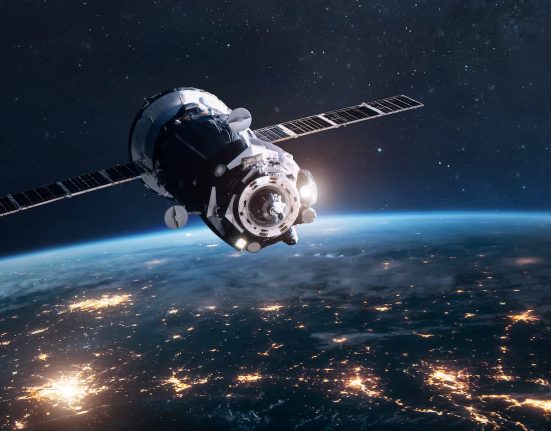 Explosion de satellites : un ciel nocturne saturé, une atmosphère polluée et des bouleversements climatiques, alertent les scientifiques.