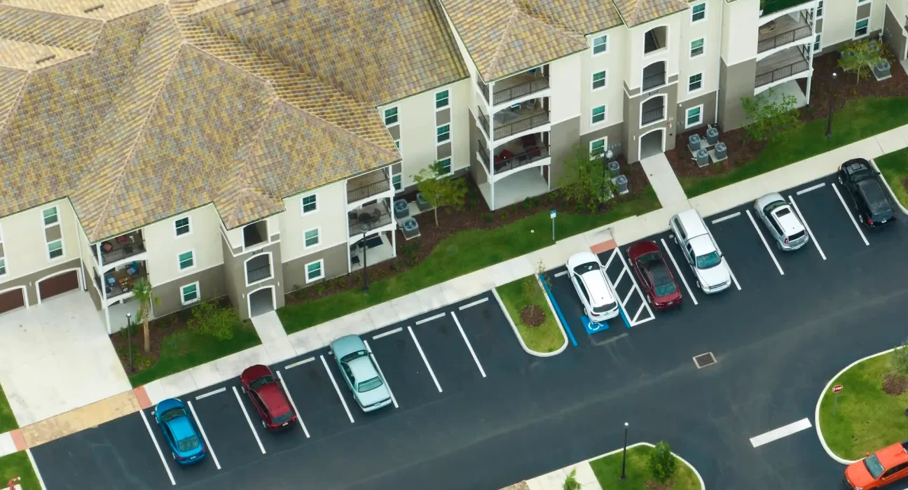 Faut-il vraiment posséder une voiture ? Un résident de condo s'interroge sur la viabilité d'un VE sans recharge à domicile.