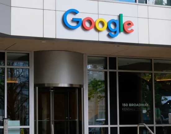 Google attaque un réseau frauduleux d'IA derrière 9 000 sites fictifs et 2,5 millions de textes.
