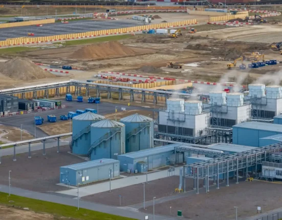 Gorham suspend les propositions de centres de données pour 180 jours suite à des préoccupations concernant l'eau, l'énergie et le bruit.