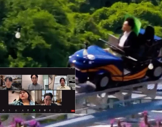 Homme Attend une Réunion Vidéo depuis une Montagne Russe Active