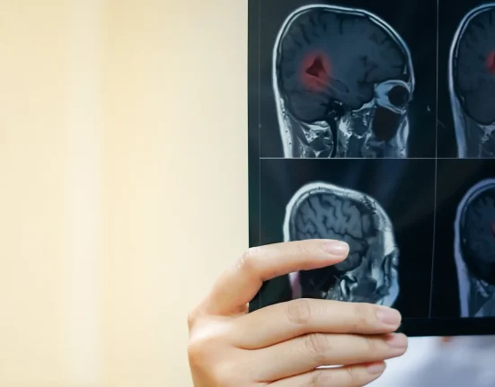 Implant cérébral sans fil : transmission directe des signaux visuels vers le cortex pour aider les personnes aveugles à percevoir la lumière et les formes.