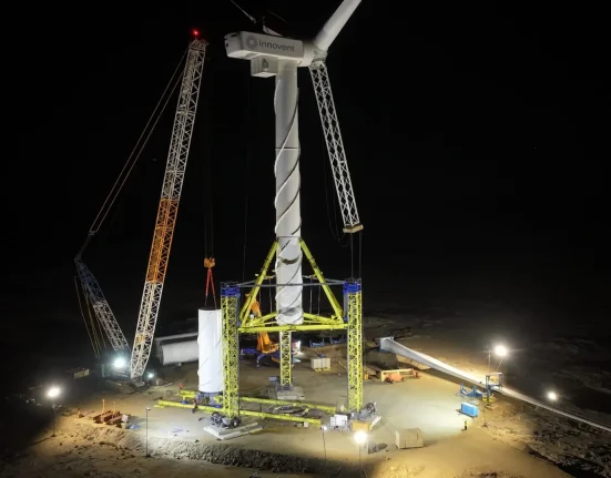 Installation d'éolienne innovante sans grue géante : un test révolutionnaire.