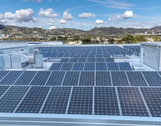 Interrogations croissantes sur l'absence de panneaux solaires sur les centres de données