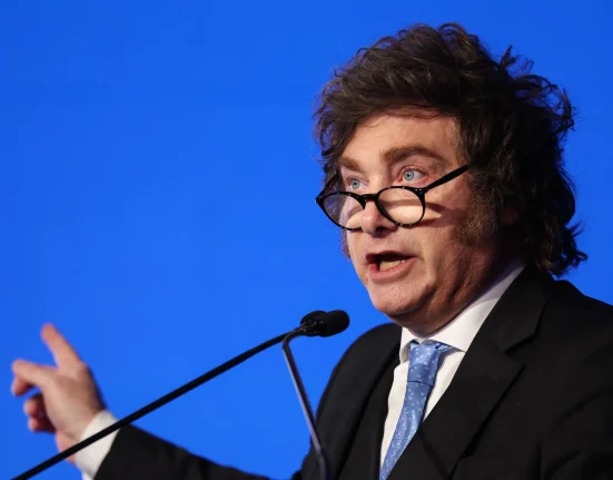 Javier Milei : Vers une Argentine sans régulation avec des ‘sociétés non humaines’ dirigées par l’IA.