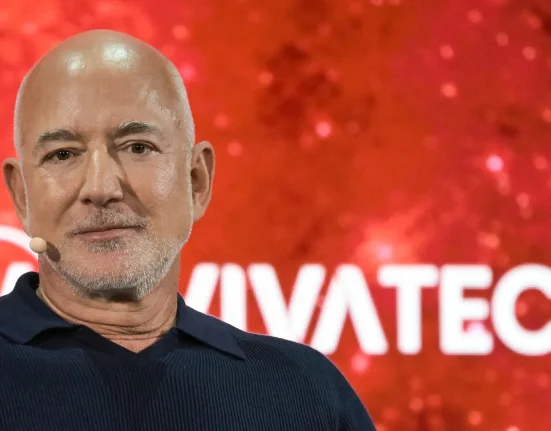 Jeff Bezos a-t-il véritablement affirmé que la consommation d'eau humaine limite le potentiel de l'IA ?