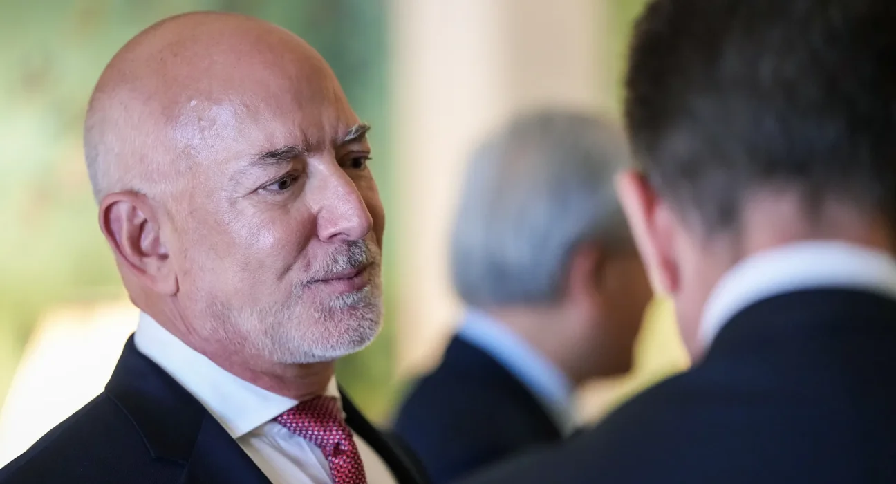 « L'Intelligence Artificielle : Quand les Milliardaires de la Tech Demandent une Rémunération pour les Postes Suppressés »