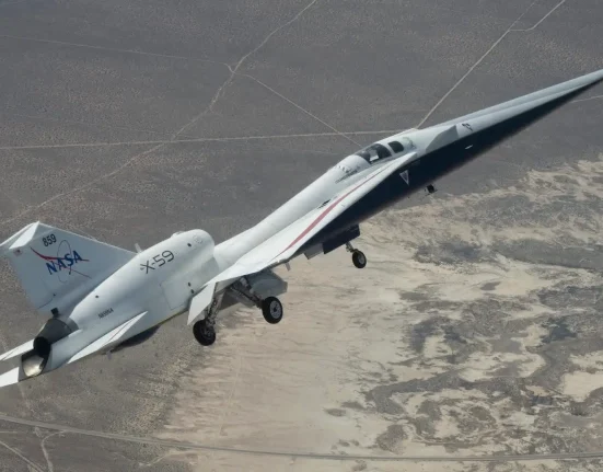 L'X-59 de la NASA franchit Mach 1,1 vers un avenir supersonique plus silencieux.