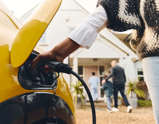 La Californie teste des véhicules électriques capables d'alimenter des maisons, de réduire les factures et de renvoyer de l'électricité au réseau.