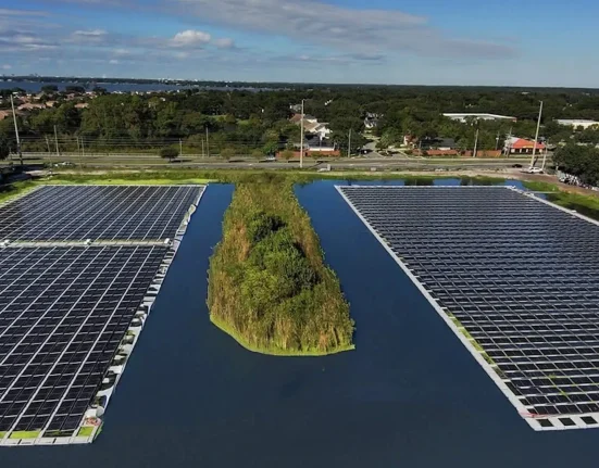 La Floride transforme ses bassins autoroutiers en fermes solaires flottantes, capables d'alimenter 200 000 foyers.
