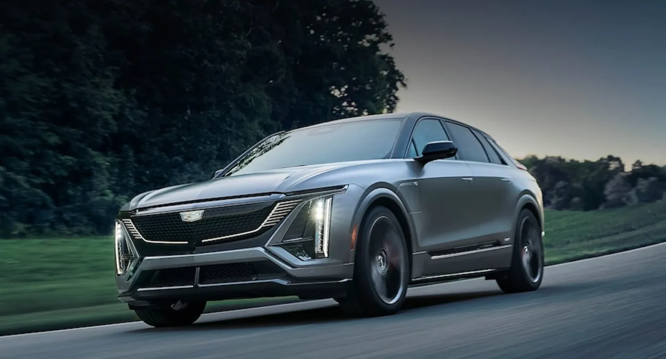 La Lyriq mise à jour de Cadillac : 200 $ de plus pour un accès aux superchargeurs Tesla et CarPlay toujours actif.