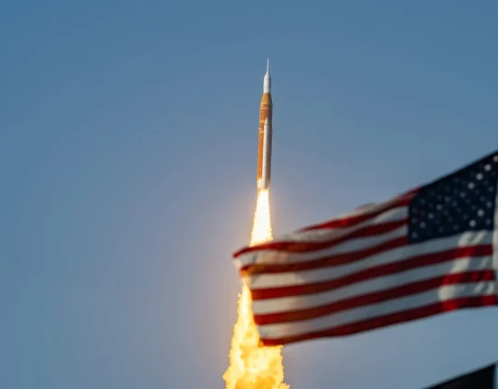 La NASA dévoile l'équipage d'Artemis III pour un vol d'essai "complexe" en 2027, marquant l'entrée d'un astronaute européen.