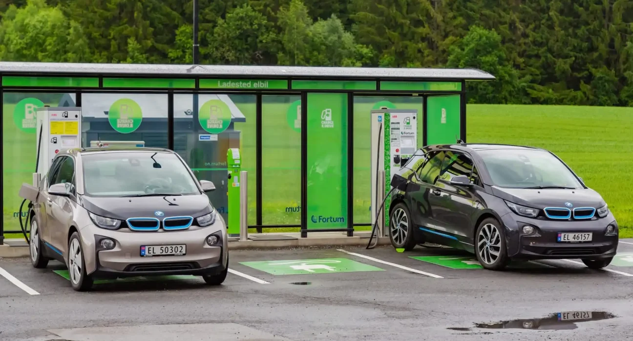 La Norvège dépasse le million de véhicules électriques : les voitures électriques deviennent la principale source d'énergie sur ses routes.
