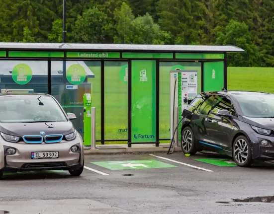 La Norvège dépasse le million de véhicules électriques : les voitures électriques deviennent la principale source d'énergie sur ses routes.