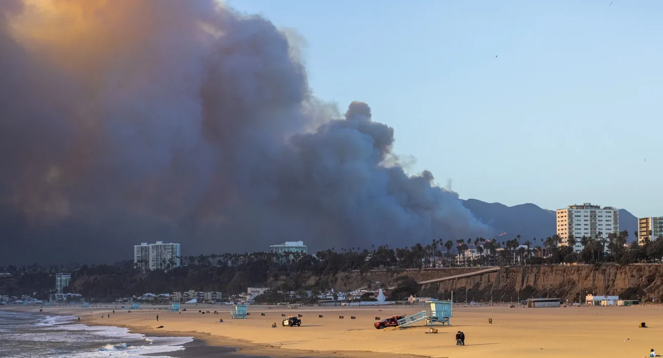 La fumée des incendies: une apparence trompeuse masquant un cocktail toxique de métaux et de produits chimiques persistants, selon une étude.