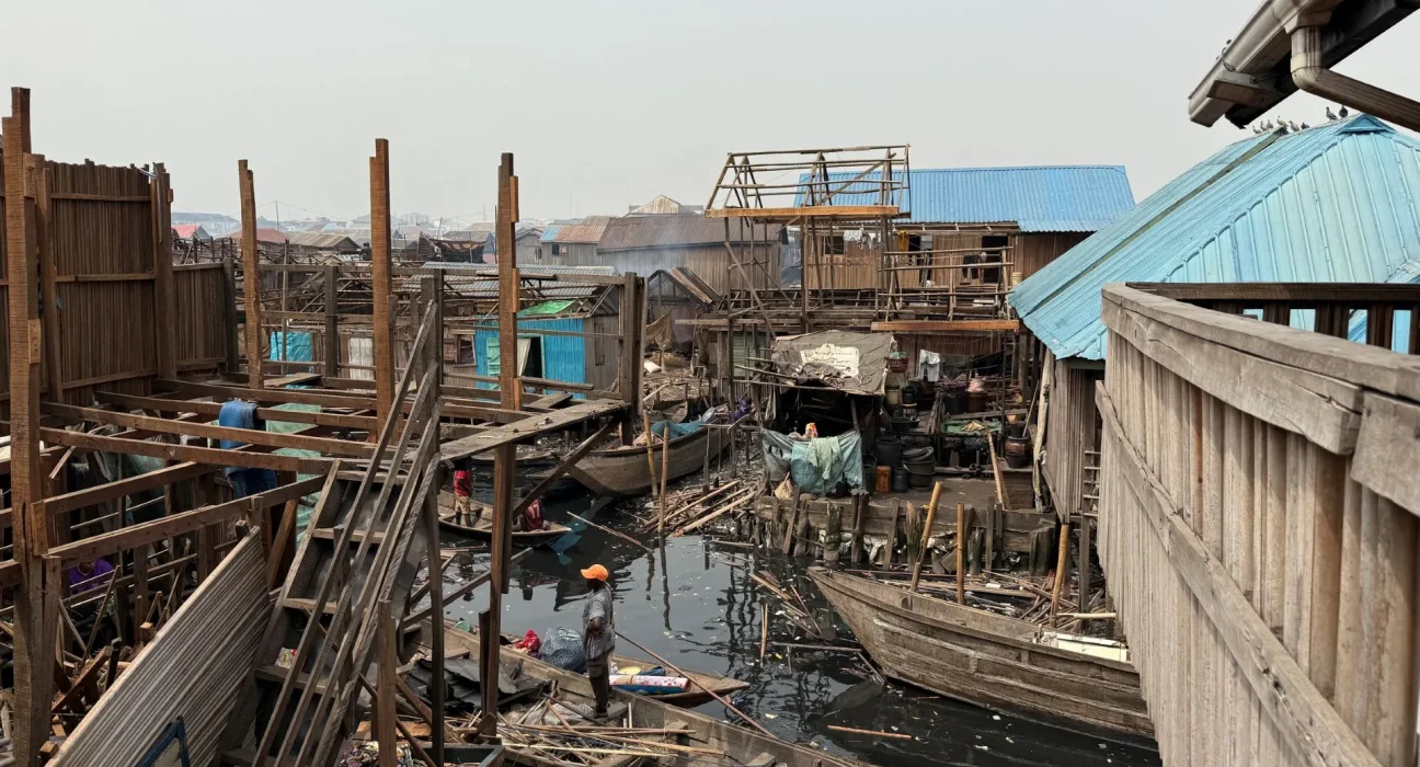 « La mer engloutit tout : la 'Ville Heureuse' du Nigeria face à l'inexorable montée des eaux »