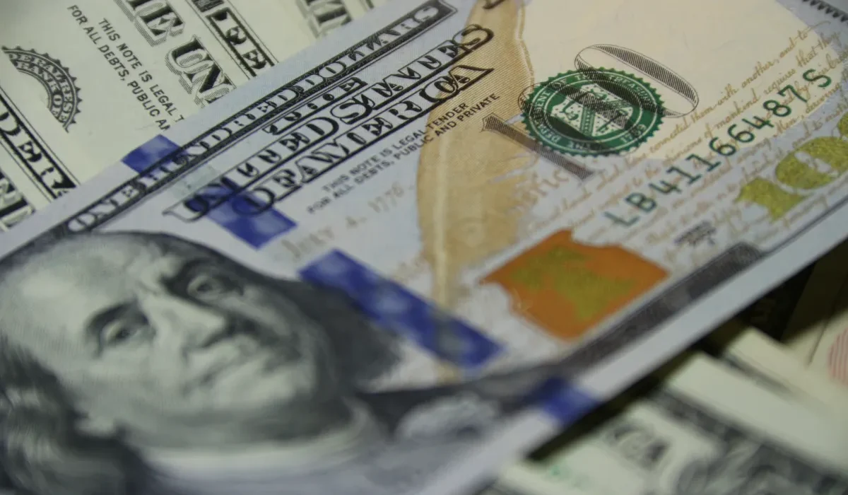 La moitié des Américains soutiennent un revenu universel, mais attendent des entreprises d'IA qu'elles le financent.
