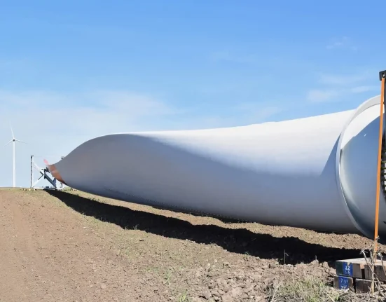 La plus grande éolienne du monde se connecte au réseau chinois : une unité peut alimenter 55 000 foyers.