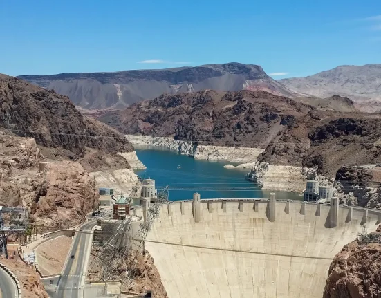 Lac Mead à 30 % de sa capacité : la soif des centres de données IA suscite des réactions à travers le sud du Nevada.