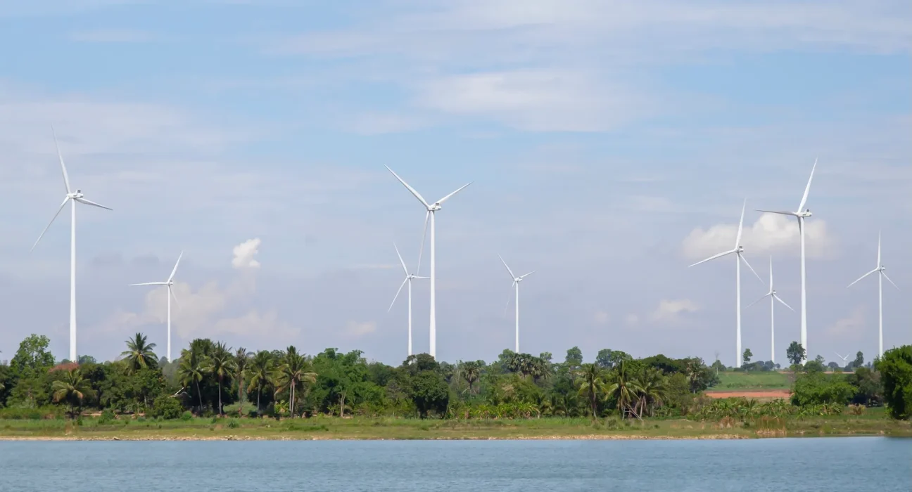 L'administration Trump abandonne son appel concernant le gel des permis éoliens, validant la victoire de 18 États en justice.