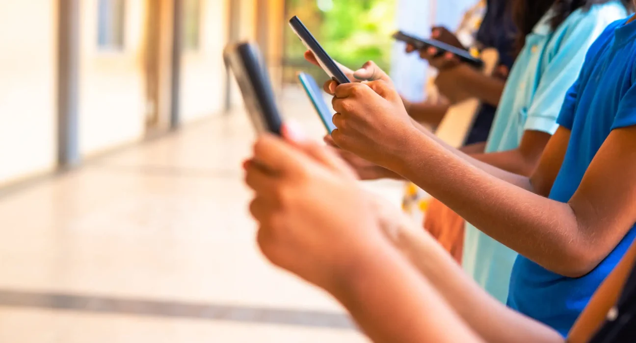 « Le Canada envisage une interdiction des réseaux sociaux pour les moins de 16 ans, avec des exceptions pour les plateformes jugées sûres »