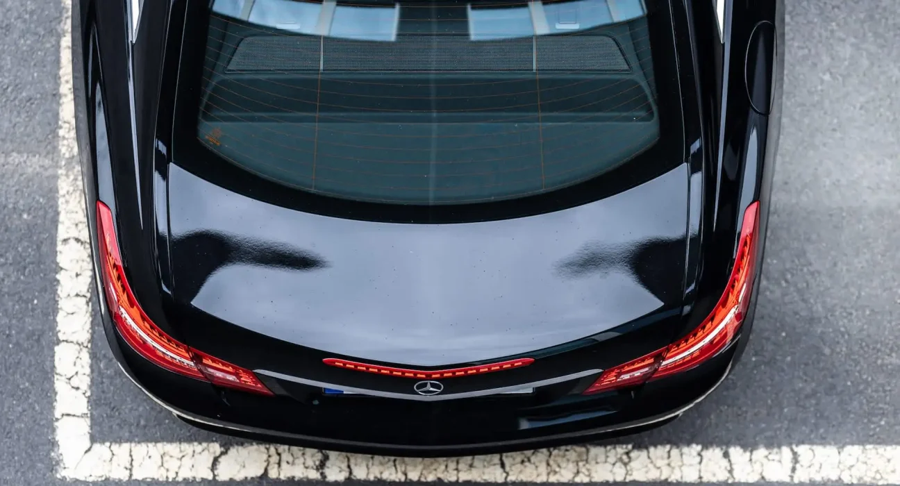 Le conducteur de Mercedes s'exclame 'Assez!' après que le coffre s'ouvre tout seul.