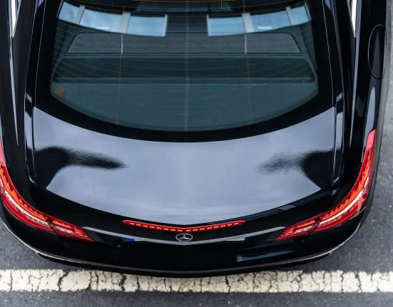 Le conducteur de Mercedes s'exclame 'Assez!' après que le coffre s'ouvre tout seul.