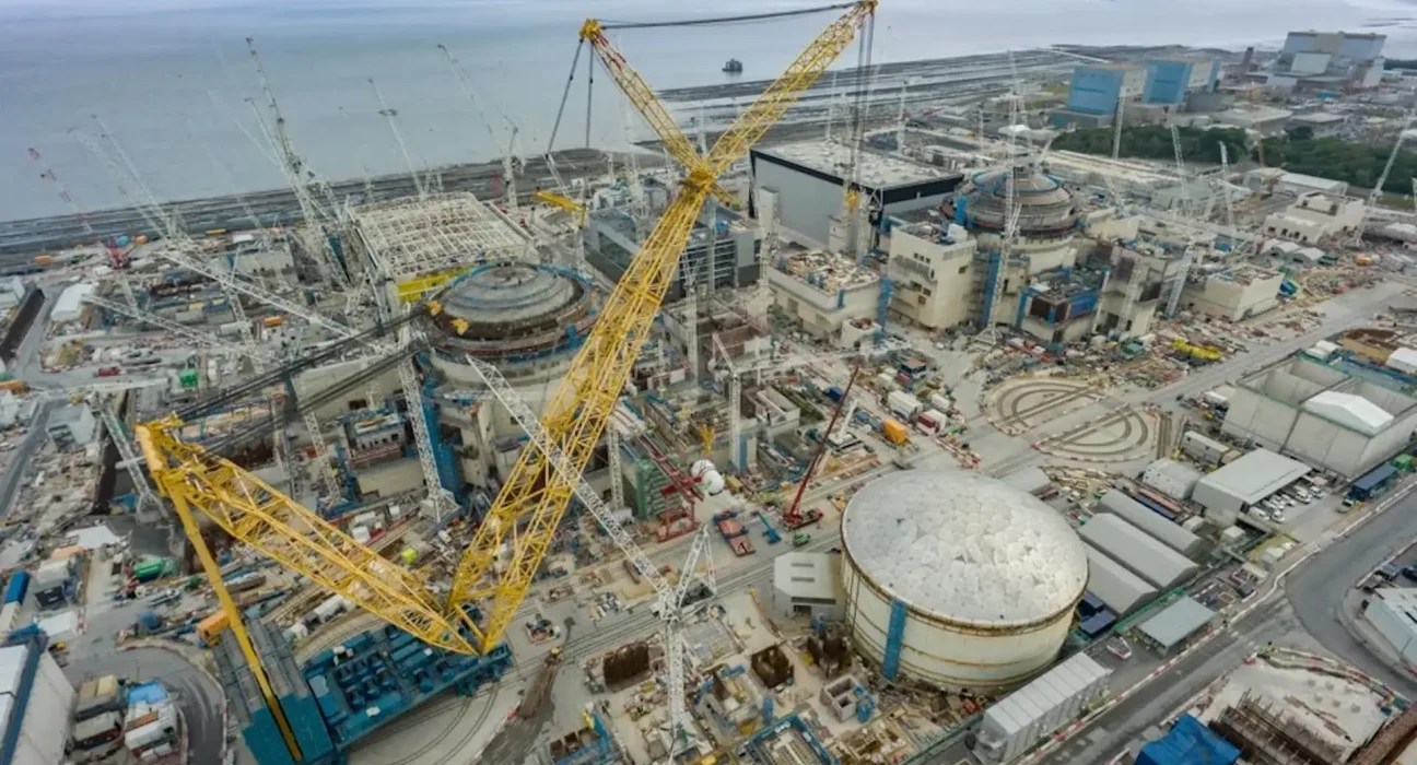 « Le géant 'Big Carl' soulève le deuxième réacteur de 500 tonnes au cœur de la plus grande centrale nucléaire du Royaume-Uni »