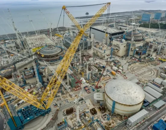 « Le géant 'Big Carl' soulève le deuxième réacteur de 500 tonnes au cœur de la plus grande centrale nucléaire du Royaume-Uni »