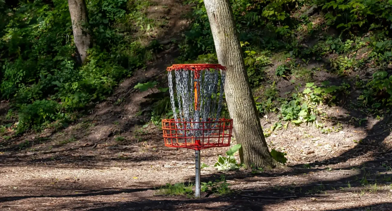 Le parcours de disc golf Beloved Alaska : construit autour d'un réservoir de pétrole scellé.