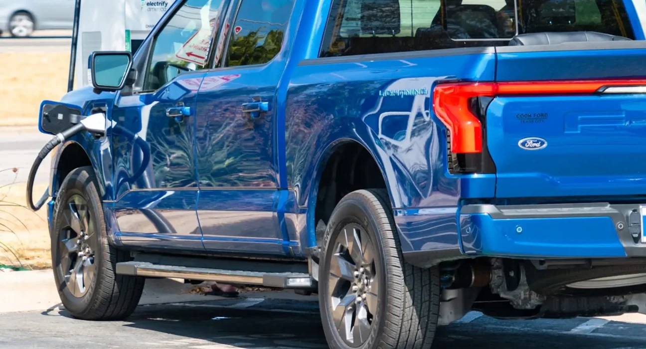 Le pickup électrique à 30 000 $ de Ford entre en scène : les prototypes prêts pour les tests publics.