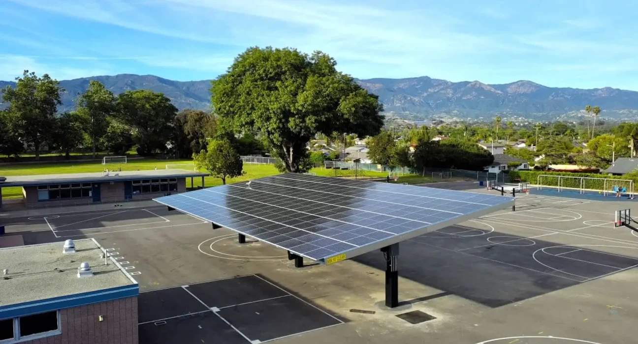 L'école primaire s'engage dans l'initiative solaire du district, avec une économie prévue de près de 2 millions de dollars sur les factures d'énergie.