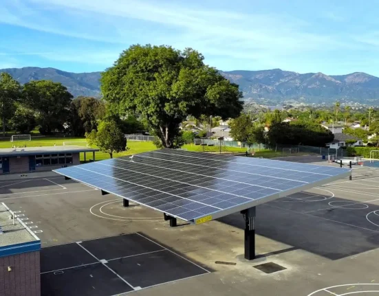 L'école primaire s'engage dans l'initiative solaire du district, avec une économie prévue de près de 2 millions de dollars sur les factures d'énergie.