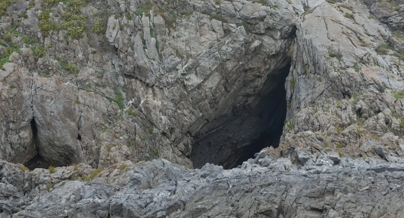 Les Bandes Rouges Mystérieuses d'une Grotte Galloise : La Plus Ancienne Œuvre d'Art Souterraine de Grande-Bretagne