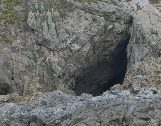 Les Bandes Rouges Mystérieuses d'une Grotte Galloise : La Plus Ancienne Œuvre d'Art Souterraine de Grande-Bretagne