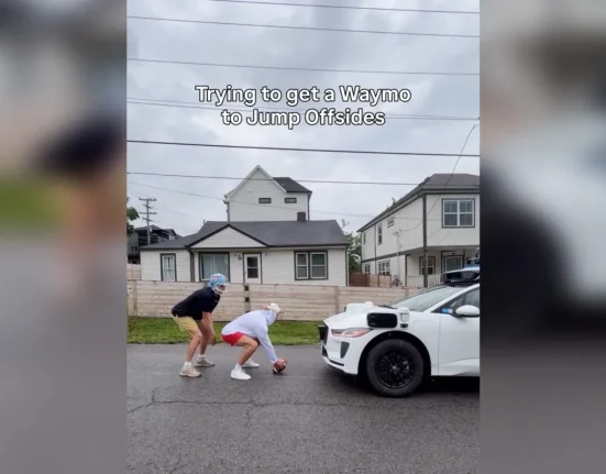 Les Garçons Forcent Waymo à Participer au Football