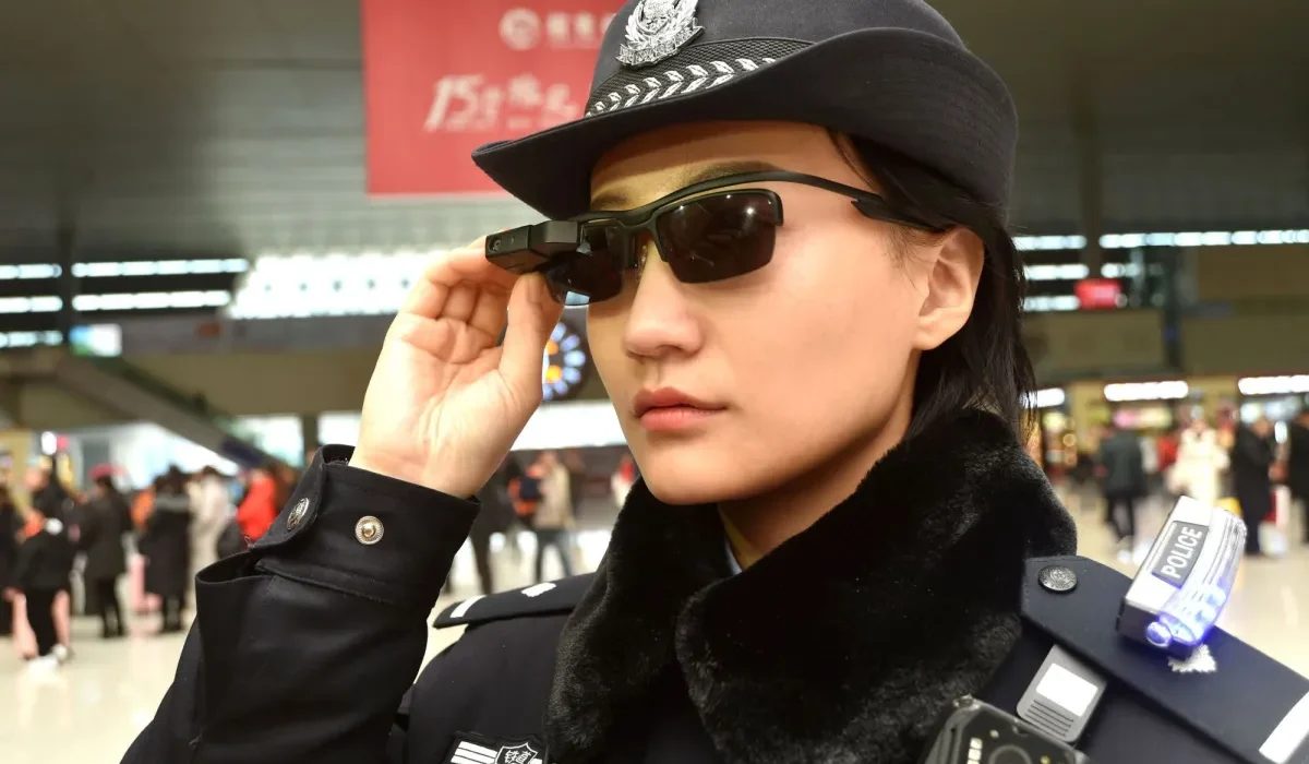 Les Lunettes de Reconnaissance Faciale : Un Nouvel Outil dans l'Arsenal de Surveillance de la Police Chinoise