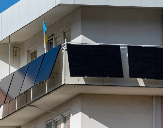 « Les New-Yorkais pourront bientôt installer des panneaux solaires suspendus à leurs fenêtres et balcons sans autorisation des services publics »