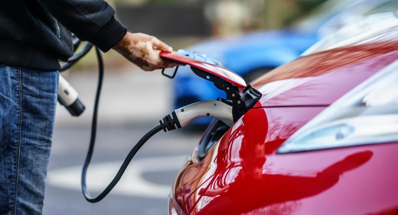 Les acheteurs d'EV prêts à abandonner les voitures à essence : entre promesses et doutes.