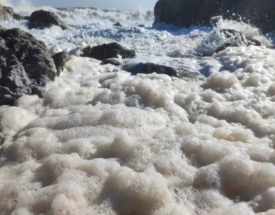 Les embruns marins pourraient expliquer la présence de produits chimiques toxiques dans l'eau potable de la plus isolée des îles habitée de Grande-Bretagne.