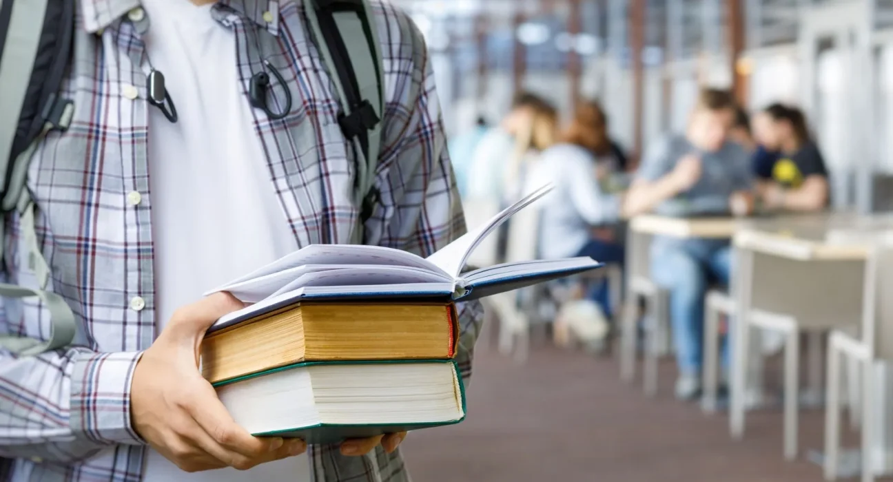 « Les étudiants peinent à finir un article de 20 pages : le déclin de la lecture soutenue selon les professeurs »