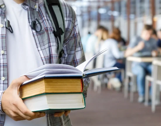 « Les étudiants peinent à finir un article de 20 pages : le déclin de la lecture soutenue selon les professeurs »